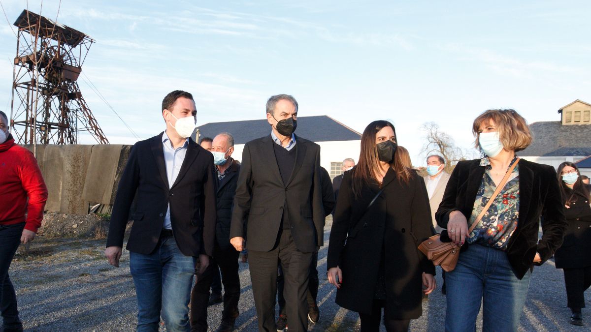 Zapatero, Javier Cendón, Nuria Rubio y la alcaldesa de Fabero,Mari Paz Martínez en la visita al Pozo Julia. | Ical