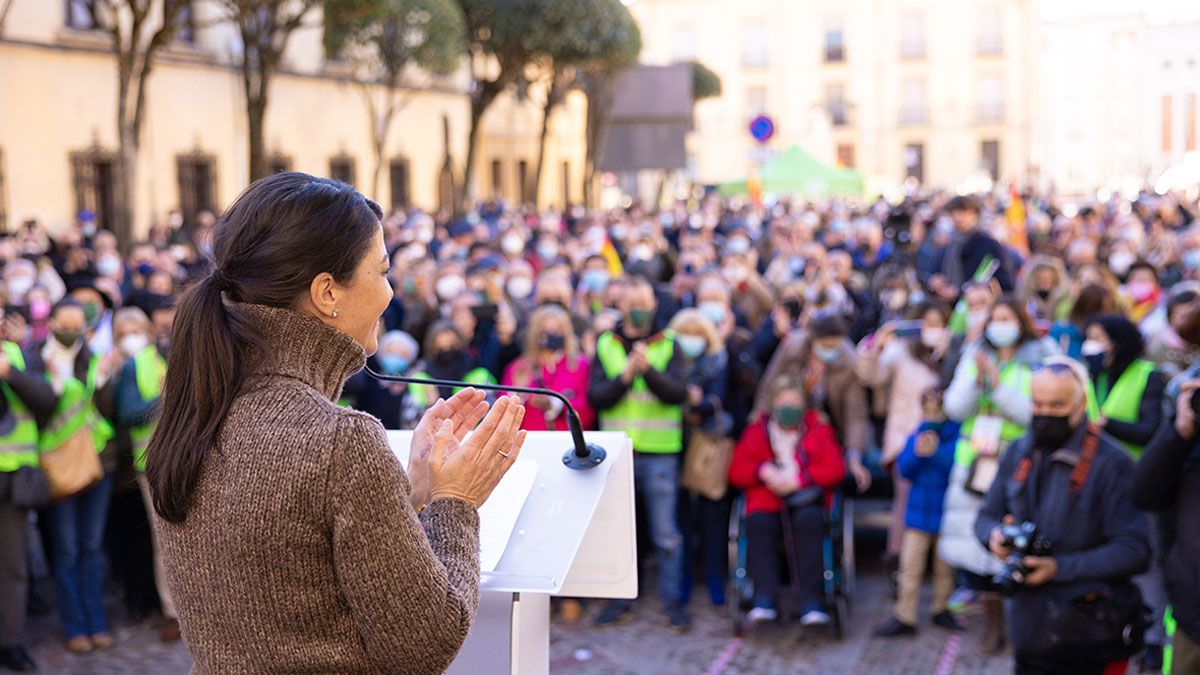 Macarena Olona protagonizó un mitin en la plaza de San Isidroro.