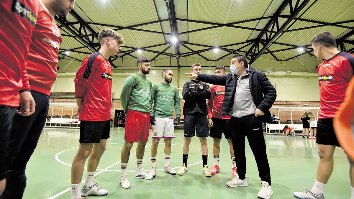 Luis Mariano Santos da instrucciones a los chavales del Cistierna antes de empezar a entrenar. | SAÚL ARÉN