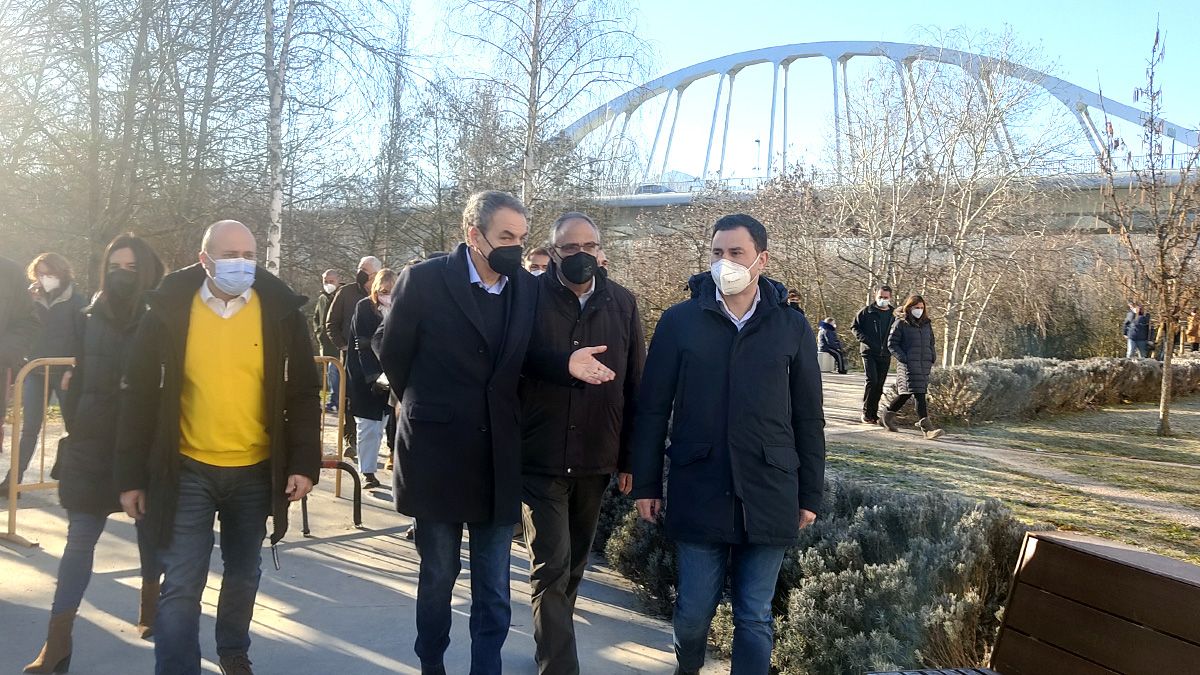 Zapatero, junto a candidatos y representantes del PSOE en el Museo de la Energía, con el puente del centenario al fondo. | D.M