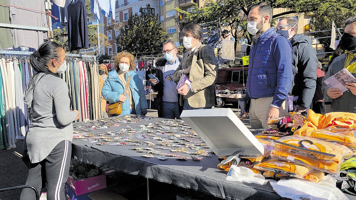 Suárez-Quiñones visitó el rastro con otros integrantes de su candidatura. | L.N.C.