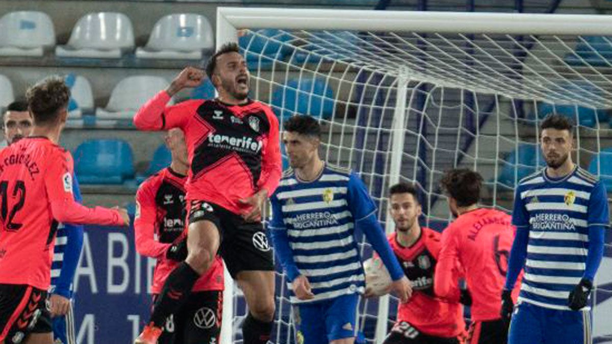 Los jugadores de la Ponferradina, cabizbajos mientras el Tenerife celebra el gol. | LALIGA