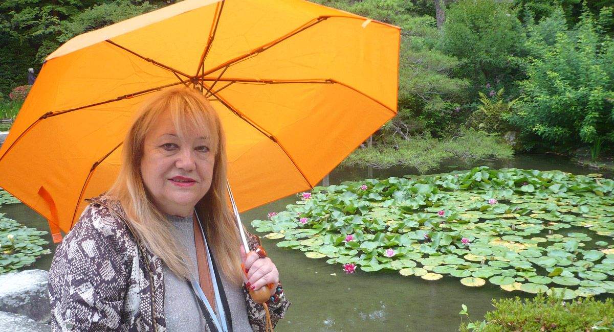 La poeta y escritora Carmen Busmayor presenta hoy su último poemario.