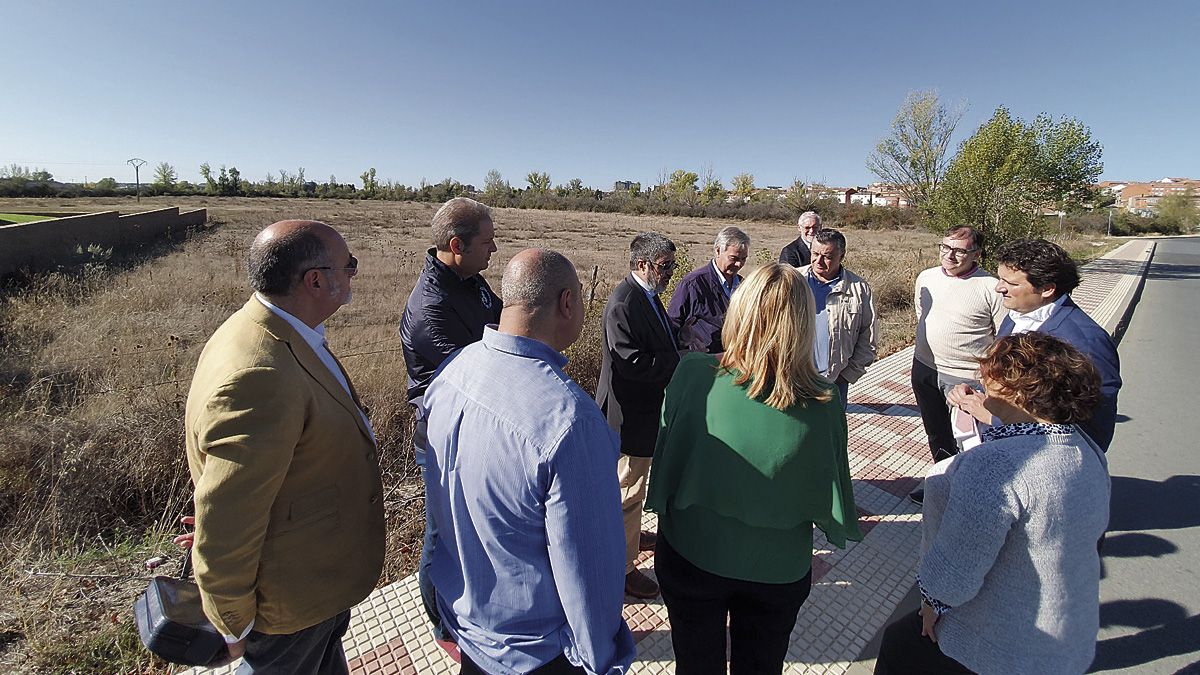 Visita de varios responsables del Ayuntamiento y de la Junta a los terrenos que se van a urbanizar en una imagen de archivo. | L.N.C.