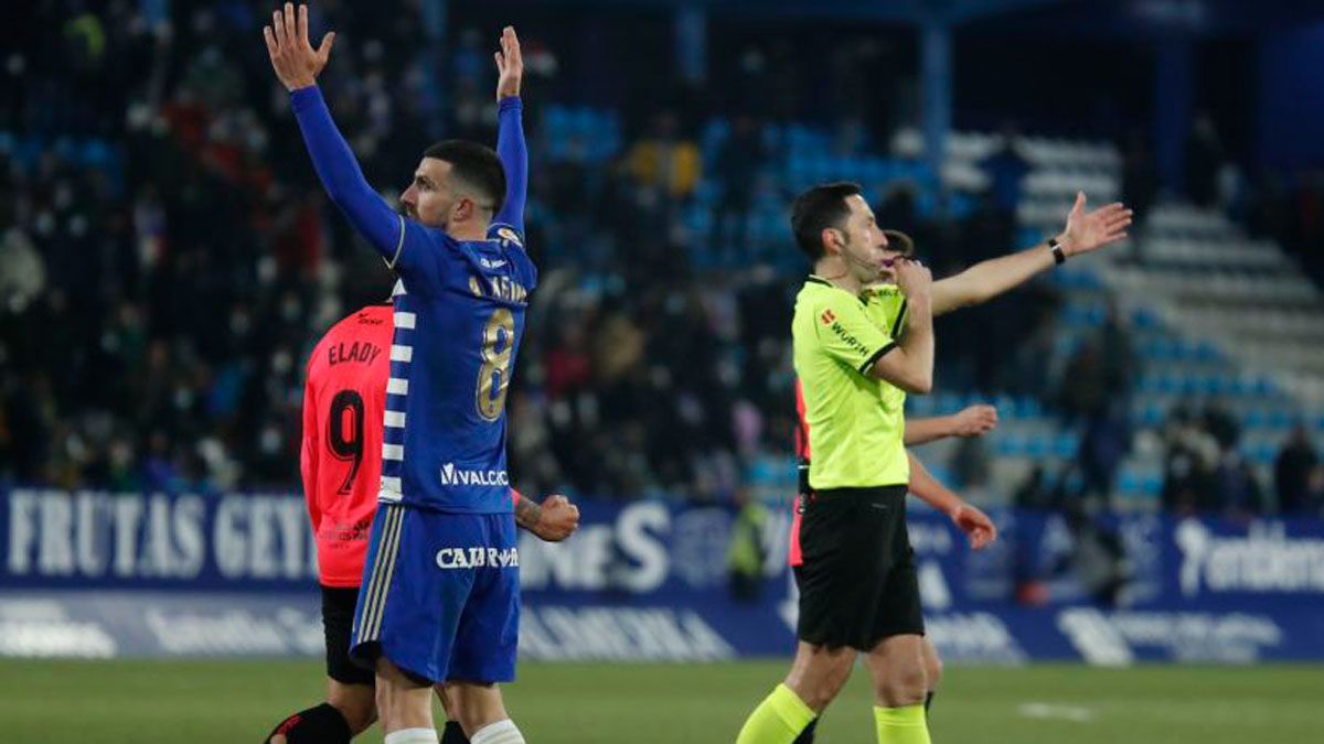 Agus Medina se lamenta mientras el colegiado señala el penalti frente al Tenerife. | LALIGA