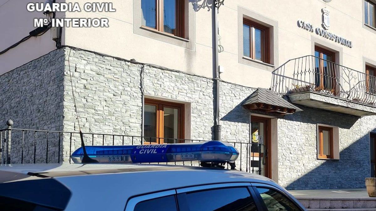 Fachada del Ayuntamiento de Páramo del Sil. Fachada del Ayuntamiento de Páramo del Sil.