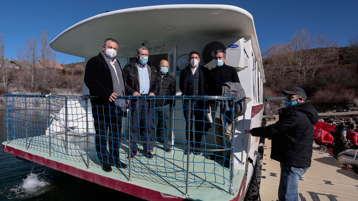 Durante la visita han viajado en el barco turístico de Riaño. | ICAL