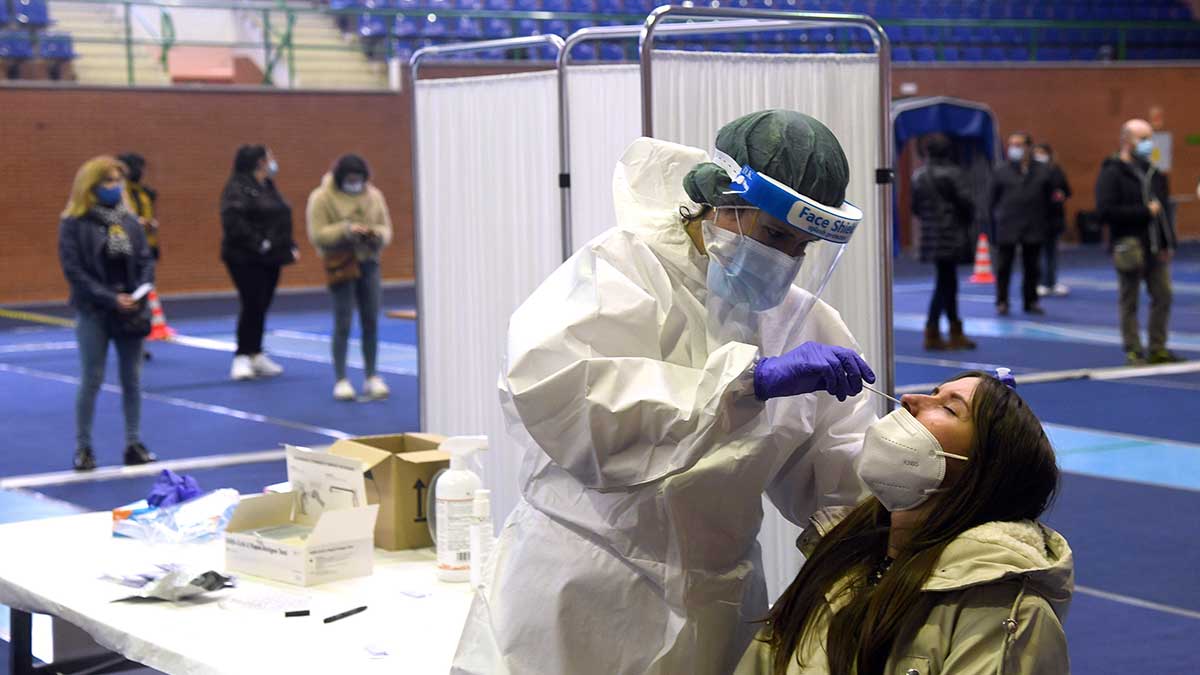 Imagen de archivo de un test de Covid a una mujer. | ICAL