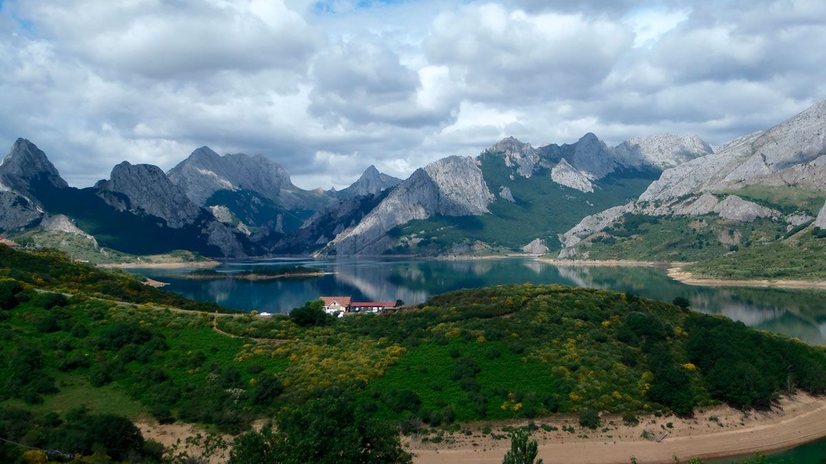 Río Esla integrándose en el embalse de Riaño. | RODRIGO PRADO NÚÑEZ