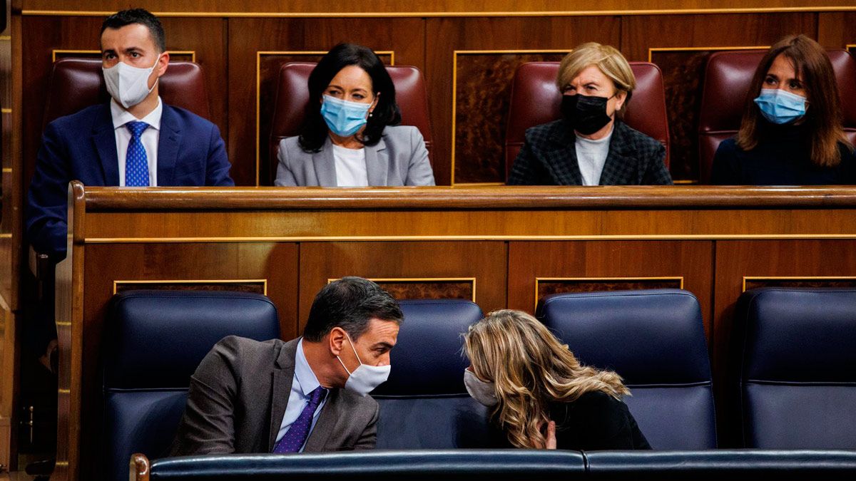 El presidente del Gobierno, Pedro Sánchez y la vicepresidenta segunda y ministra de Trabajo y Economía Social, Yolanda Díaz, mantienen una conversación en una sesión plenaria en el Congreso. | EP