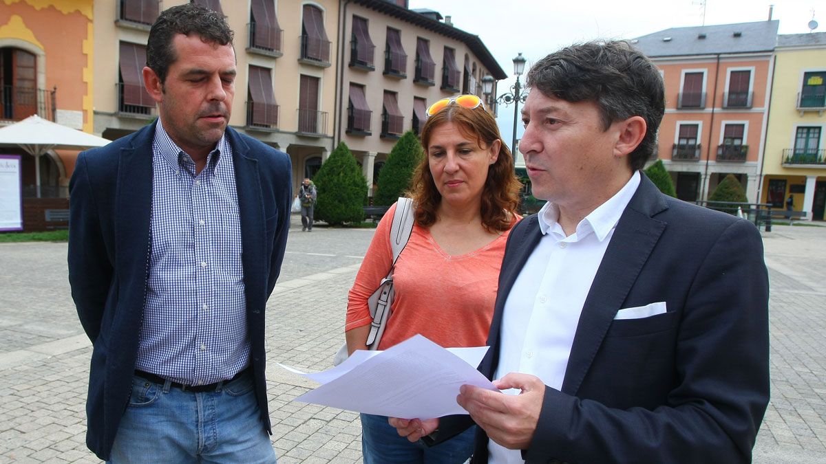 Javier Morán, Cristina López Voces y Samuel Folgueral, en la Plaza del Ayuntamiento de Ponferrada. | César Sánchez (Ical)