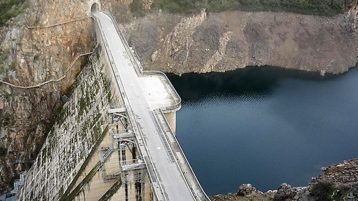 Embalse de Bárcena a su paso por Ponferrada.