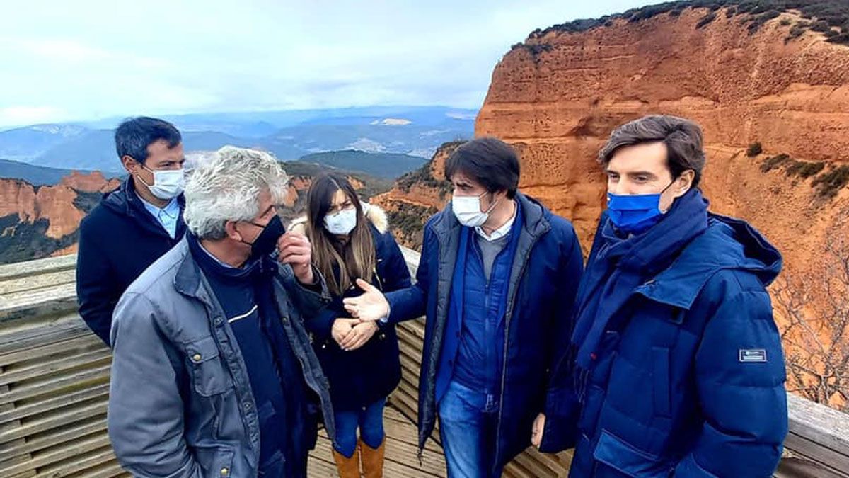 Montesinos con sus compañeros populares en su visita a Las Médulas. | PP