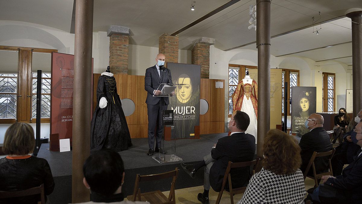 Un momento de la intervención del alcalde José Antonio Diez en la inauguración de las muestras. | MAURICIO PEÑA