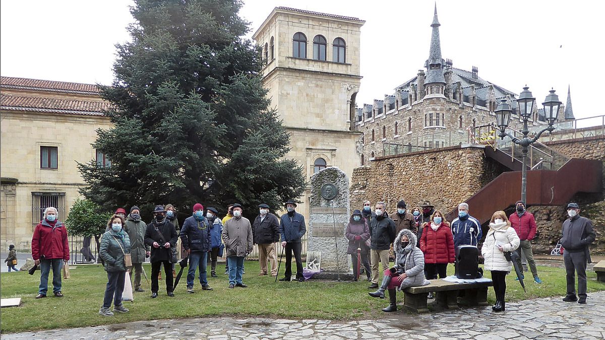 Los participantes en el homenaje a Rubén Darío ante el monolito instalado en el Parque del Cid.