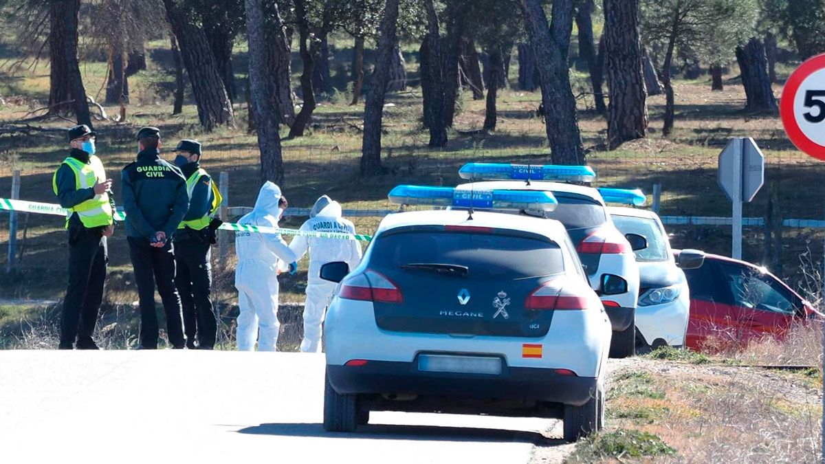 Los agentes de la Guardia Civil trabajan en el lugar donde se ha encontrado el cuerpo. | CLAUDIA ALBA / EP