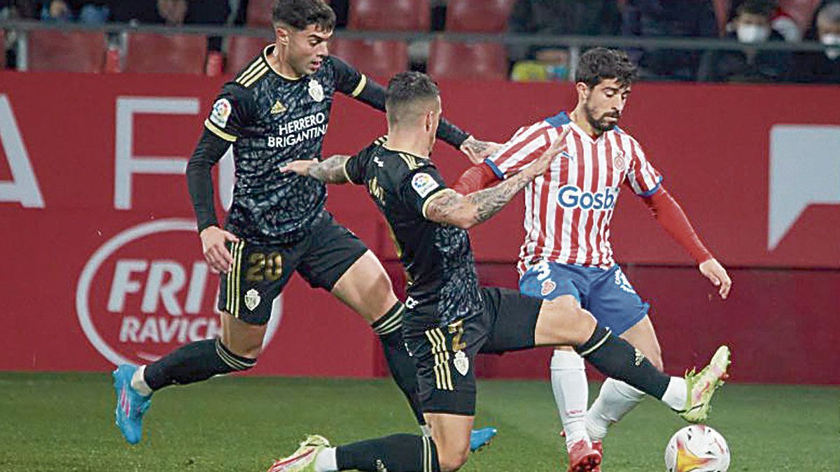 Naranjo y Amo intentan tapar la ofensiva del atacante del Girona. :: reportaje gráfico: la liga