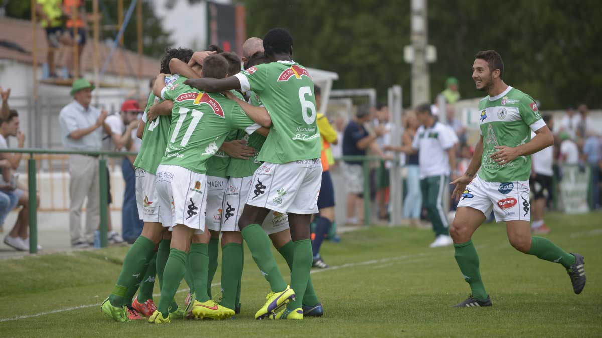 Los jugadores del AtléticoAstorga celebran un gol en La Eragudina esta temporada. | MAURICIO PEÑA