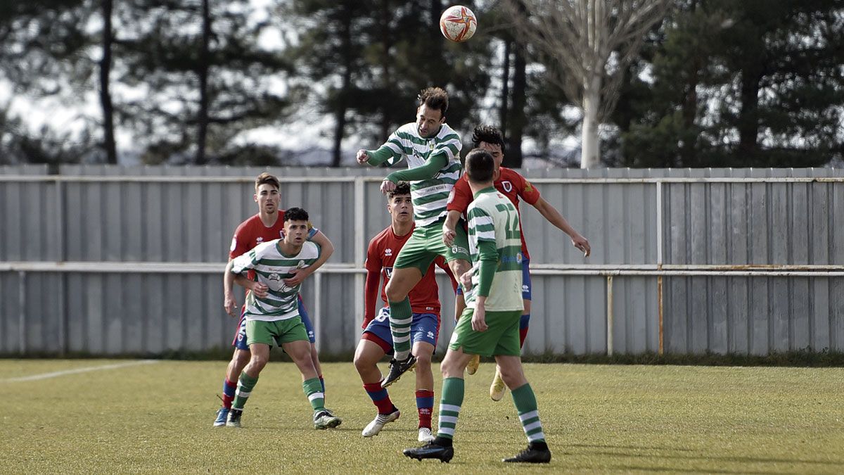 Los jugadores de La Virgen y el Numancia B pugnan por un balón aéreo durante el choque del domingo en los Dominicos. | SAÚL ARÉN