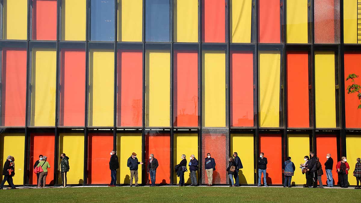Colas para vacunarse en la ciudad de León. | ICAL