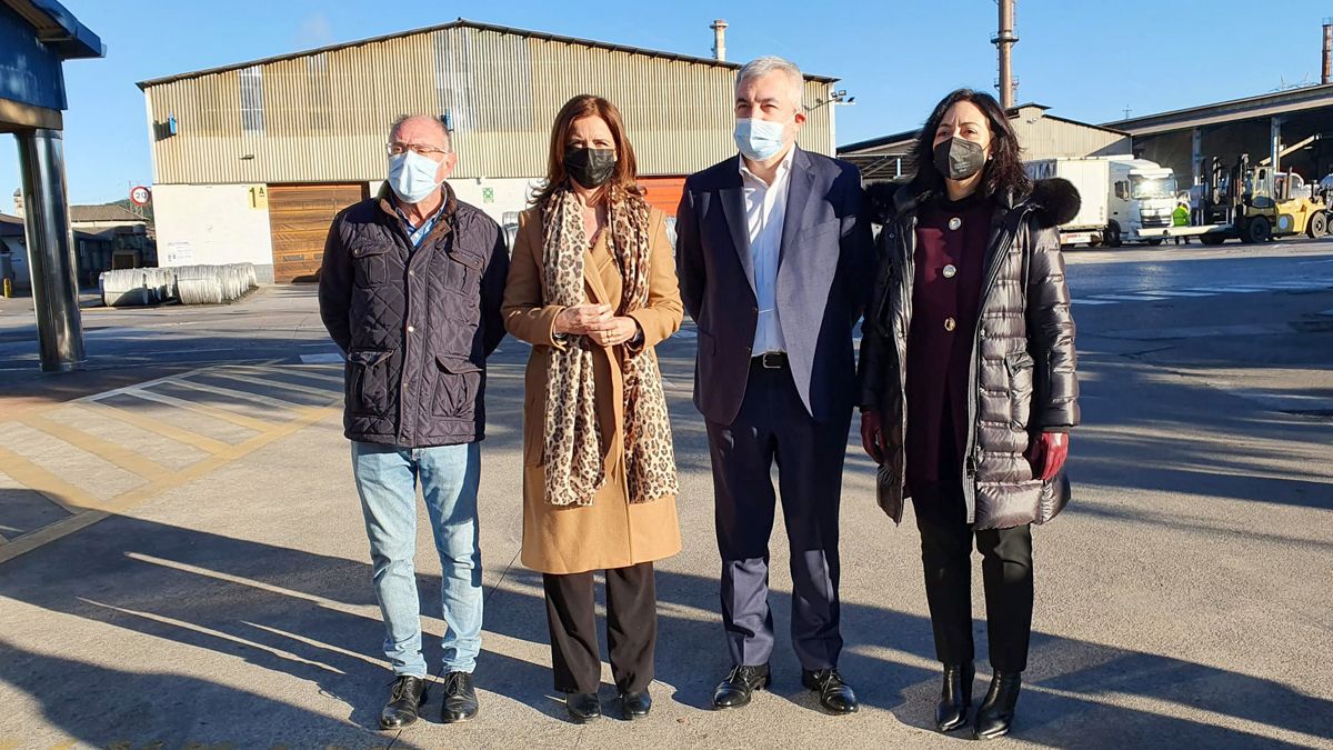 La visita de los representantes de Ciudadanos a la fábrica de Aceros Roldán en Ponferrada. | L.N.C