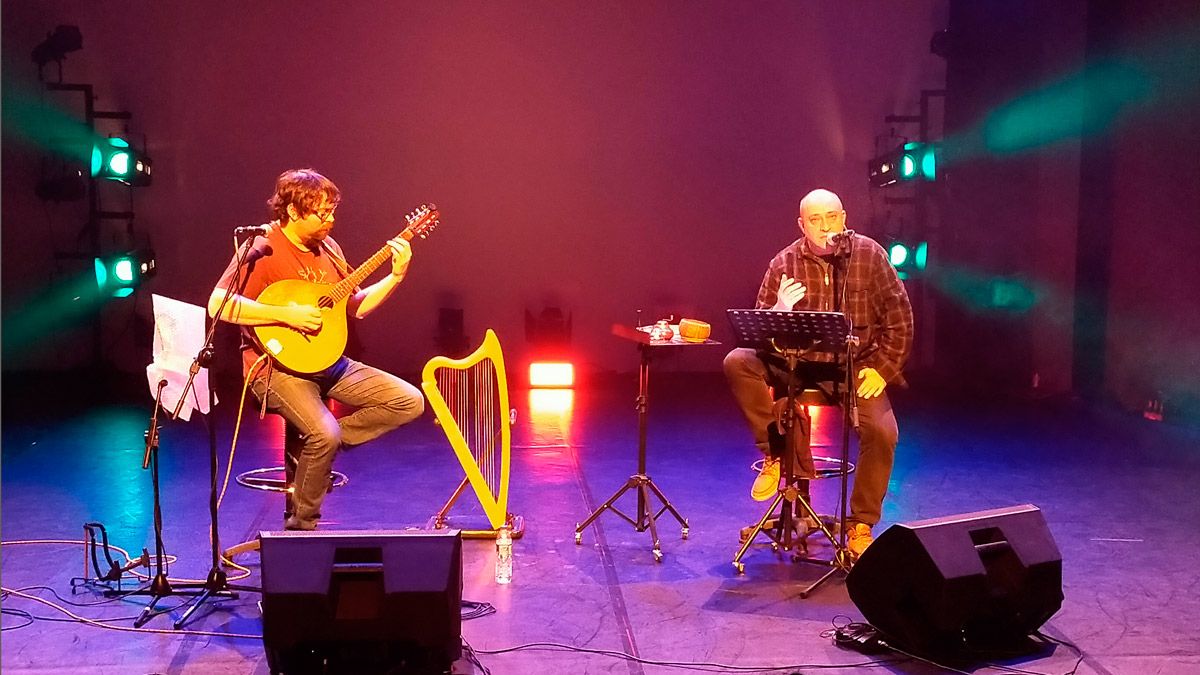 Rodrigo Martínez y Víctor M. Díez en una de las representaciones de ‘La voz y el martillo’ llevada a cabo en la comunidad.