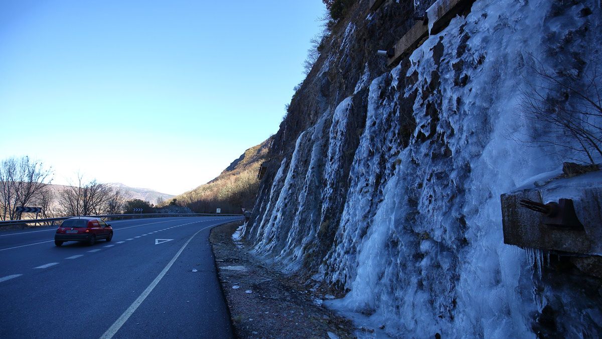 Cascada de hielo junto a la carretera CL-631 entre Ponferrada y Villablino. | ICAL