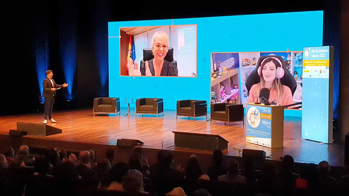 Carme Artigas entrega telemáticamente el premio a 'Cristinini'. | L.N.C.
