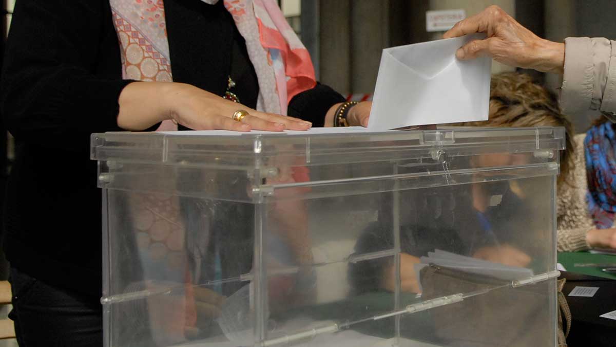 Imagen de archivo de una persona votando. | MAURICIO PEÑA