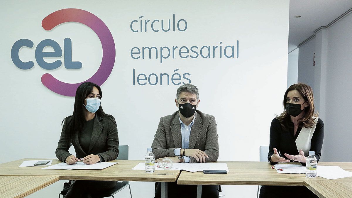 De izquierda a derecha, Begoña Villacís, Julio César Álvarez y Ana Carlota Amigo. | ICAL