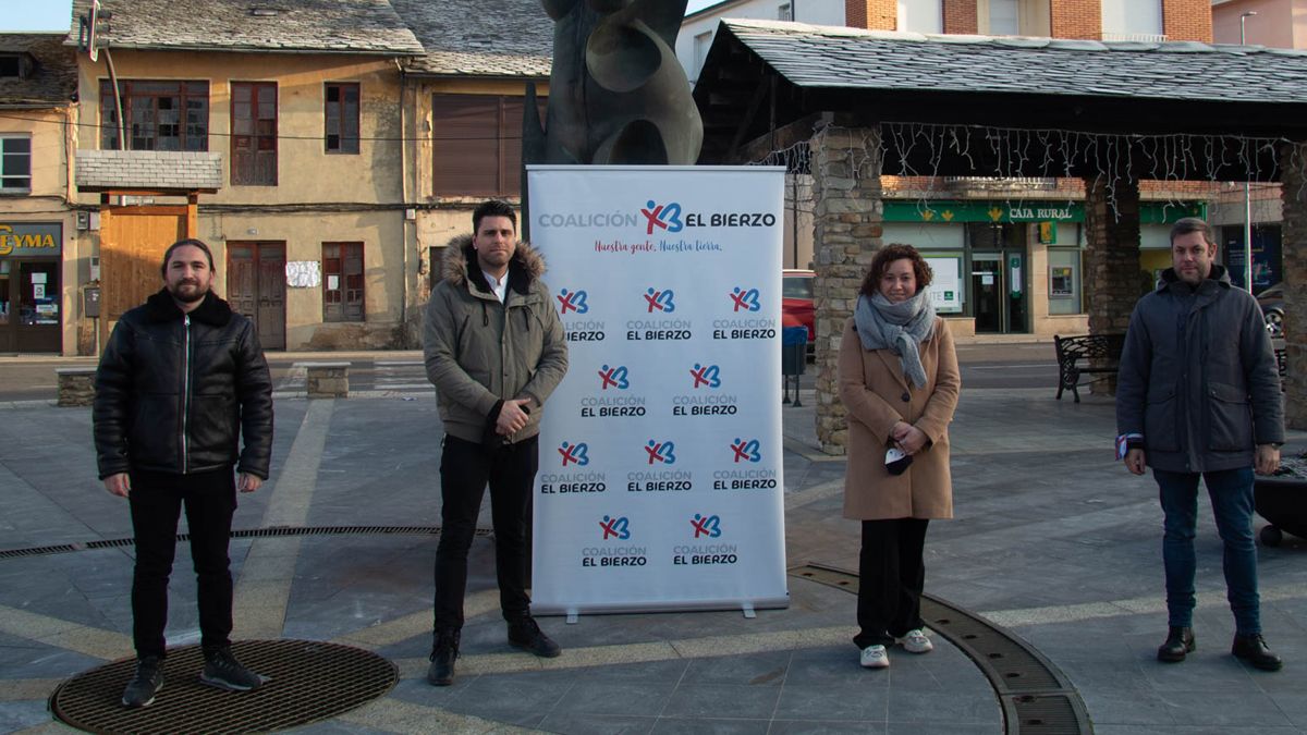 Canca y Alonso, a los lados, junto con los  dirigentes de la nueva agrupación, en el centro.|  L.N.C.