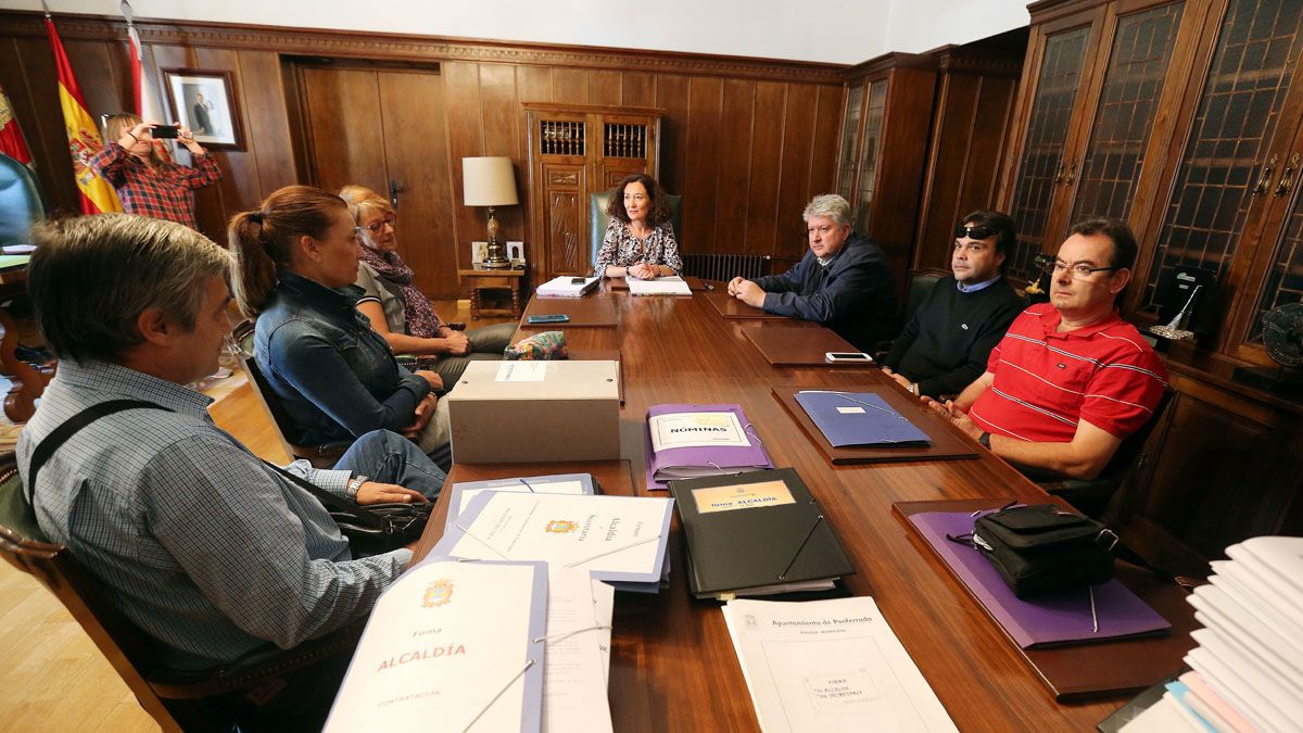 Reunión de los trabajadores del TUP con la alcaldesa, Gloria Merayo, y el concejal de Transportes, Ricardo Miranda. | C. Sánchez (Ical)