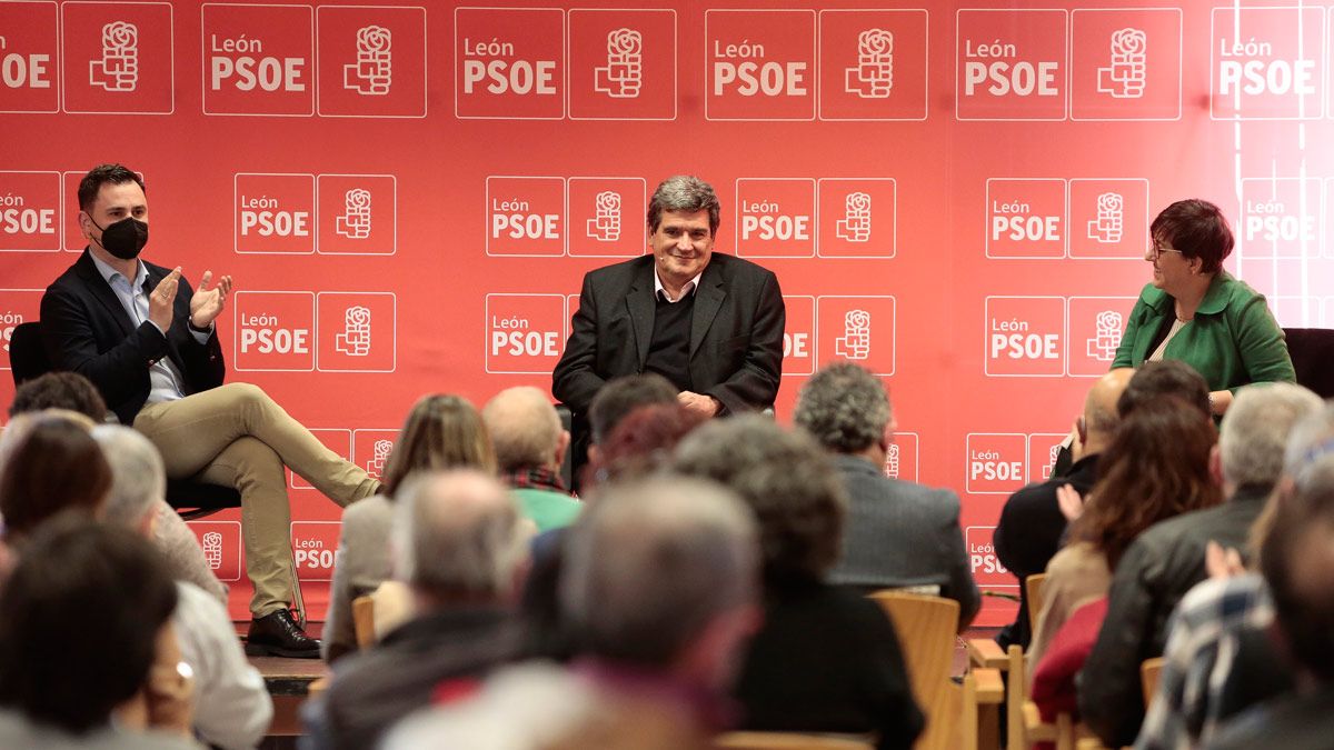 Javier Alfonso Cendón, José Luis Escrivá y Camino Cabañas durante el acto en Trobajo del Camino. | ICAL