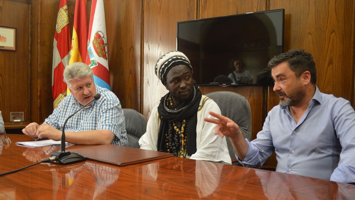 Roberto Miranda, Mame Cheikh y Roberto Rodríguez, este jueves en la presentación de la Marcha Solidaria. | L.N.C.