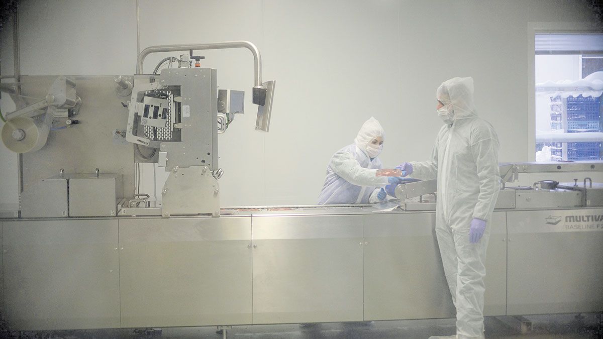 Dos trabajadores en una de las industrias agroalimentarias instalada en la provincia de León. | MAURICIO PEÑA