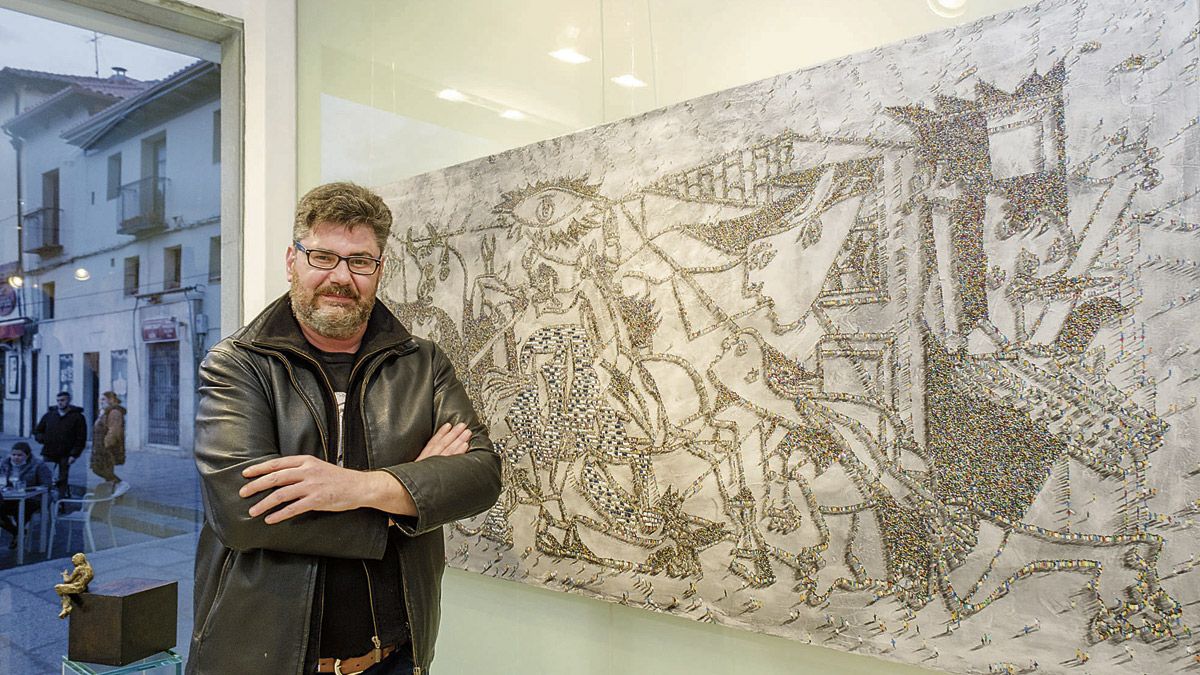 El artista Jesús Alcolea posa ante su personal representación del Guernica de Picasso. | VICENTE GARCÍA