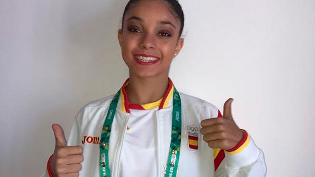 Paula Serrano, con las medallas tras una competición. | L.N.C.