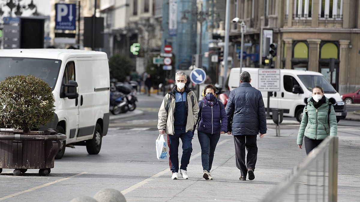 La mayoría de los leoneses mantenían ayer en las calles la mascarilla, aunque dejase de ser obligatoria. | SAÚL ARÉN