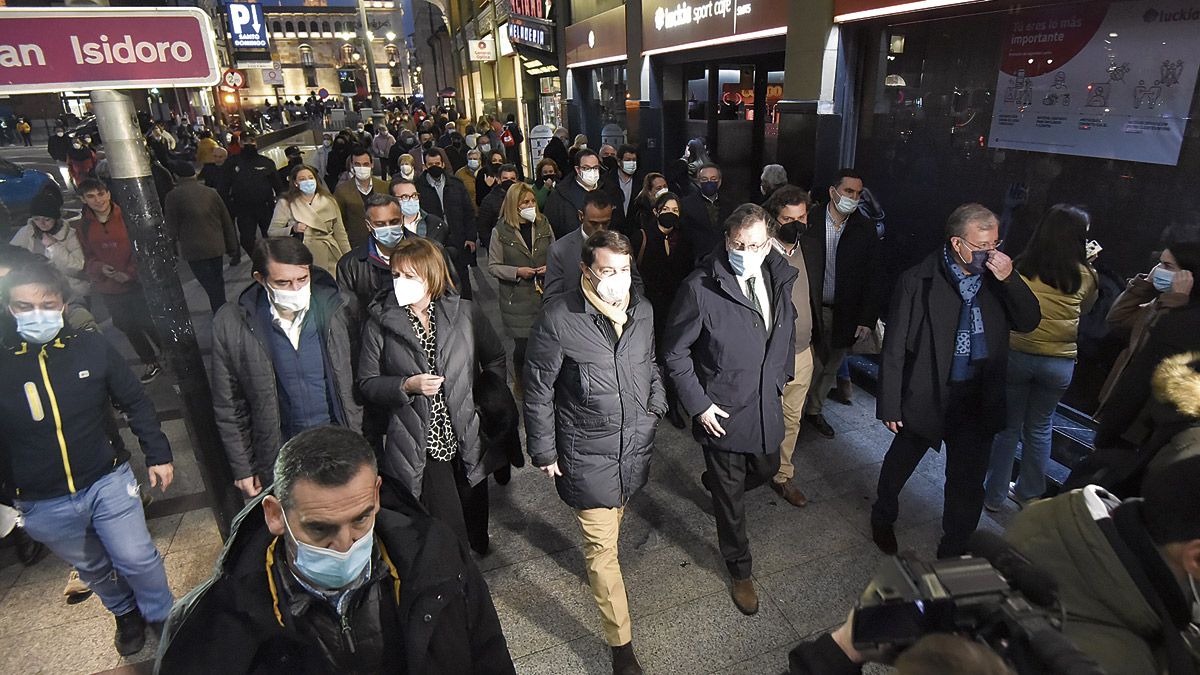 Candidatos y cargos del Partido Popular acompañaron a Mariano Rajoy por las calles del centro de León. | SAÚL ARÉN