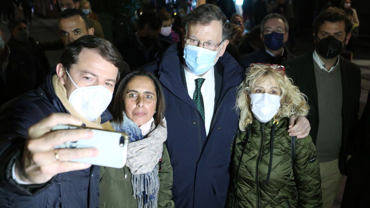 Fernández Mañueco y Rajoy se fotografías con simpatizantes del PP. | ICAL