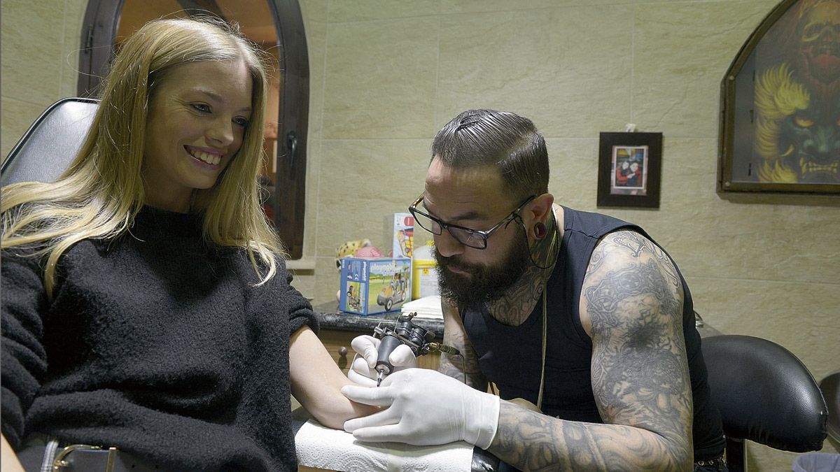 La población joven es la más tendente a realizarse tatuajes en su cuerpo. | MAURICIO PEÑA