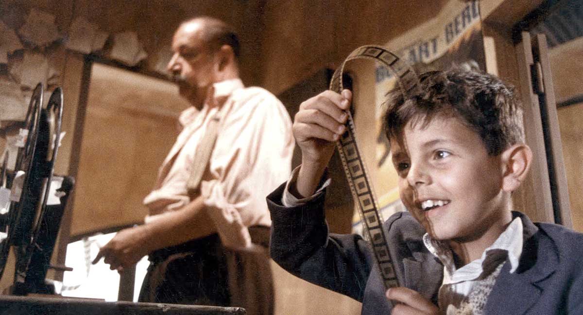 Philippe Noiret y Salvatore Cascio en una de las imágenes más conocidas de ‘Cinema Paradiso’, de Giuseppe Tornatore.