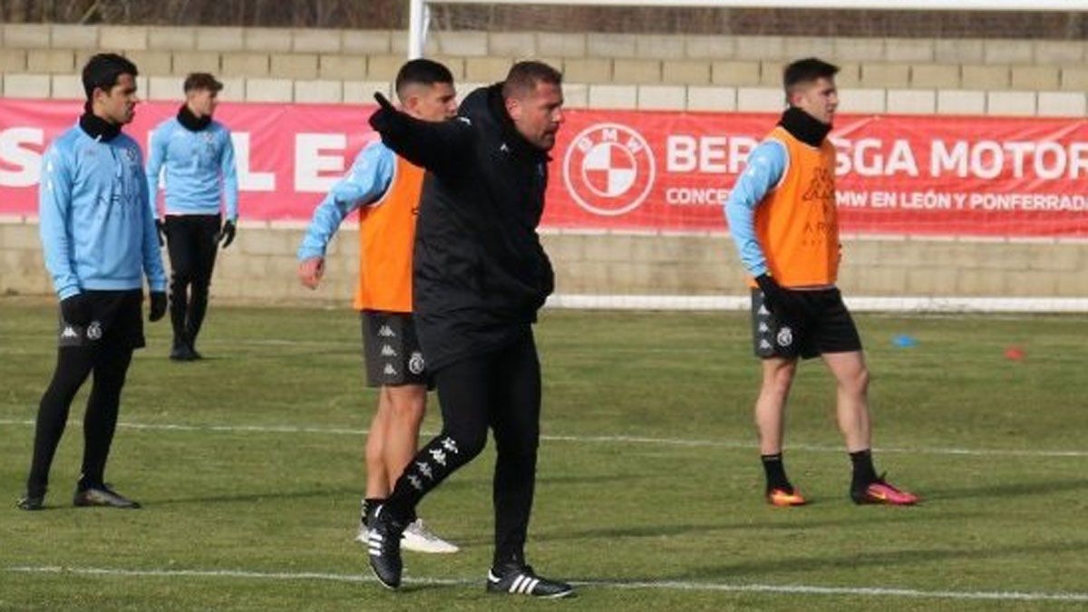 Curro Torres da instrucciones en un entrenamiento. | CYD