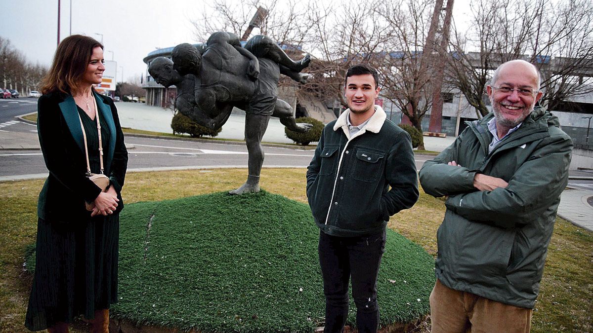 Amigo, Igea y el luchador Adrián Rodríguez junto al monumento a la lucha. :: L.N.C.