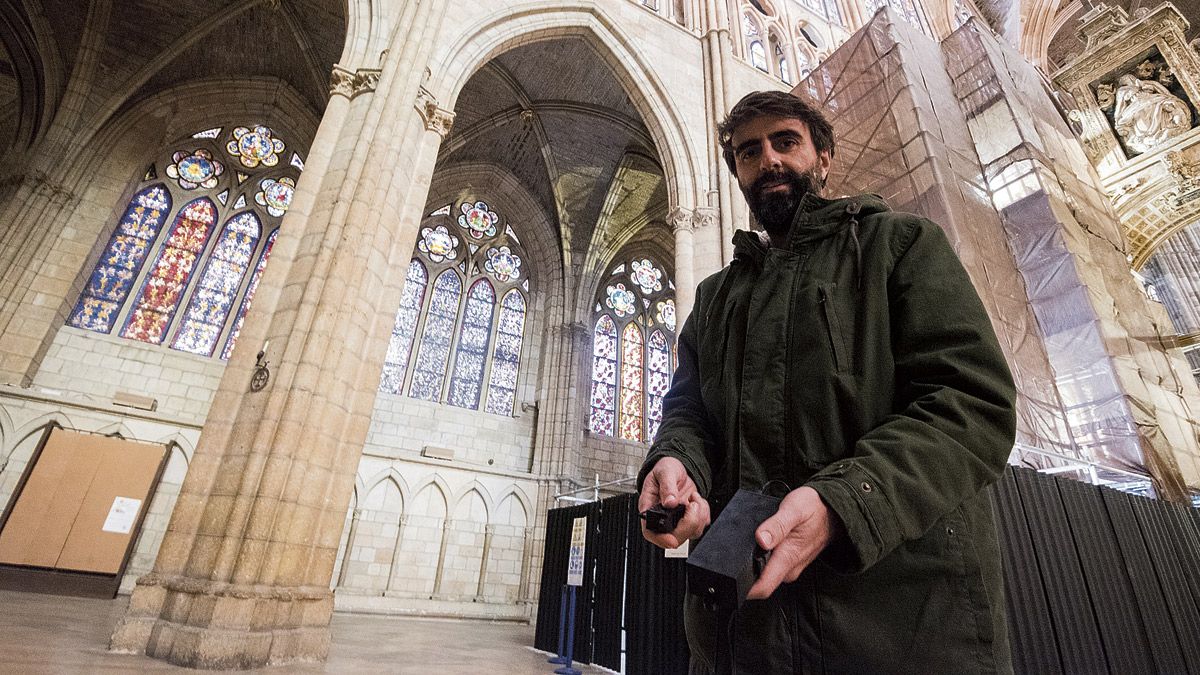 Alejandro posa en la Catedral de León con el sensor que ha desarrollado junto a investigadores del CSIC. | SAÚL ARÉN