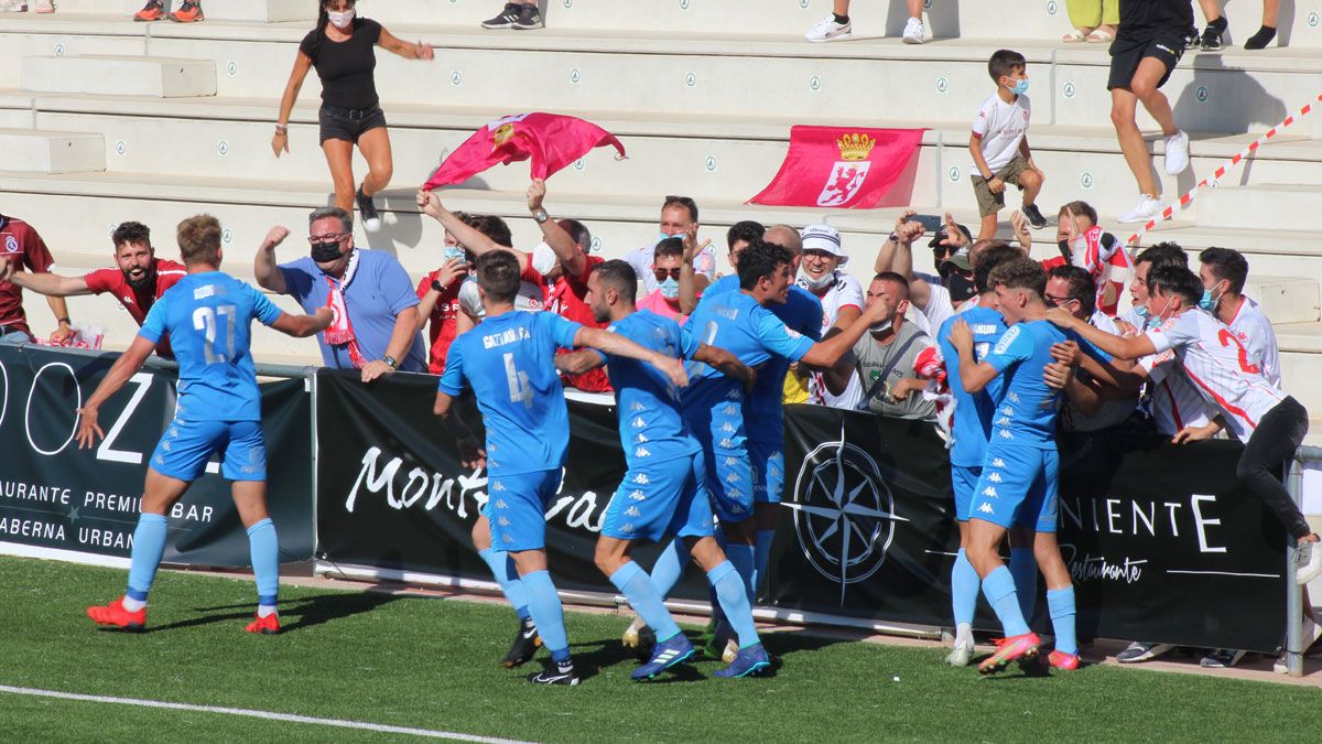 Los jugadores de la Cultural festejan uno de los goles logrados frente a Unionistas en la primera vuelta. | UNIONISTAS