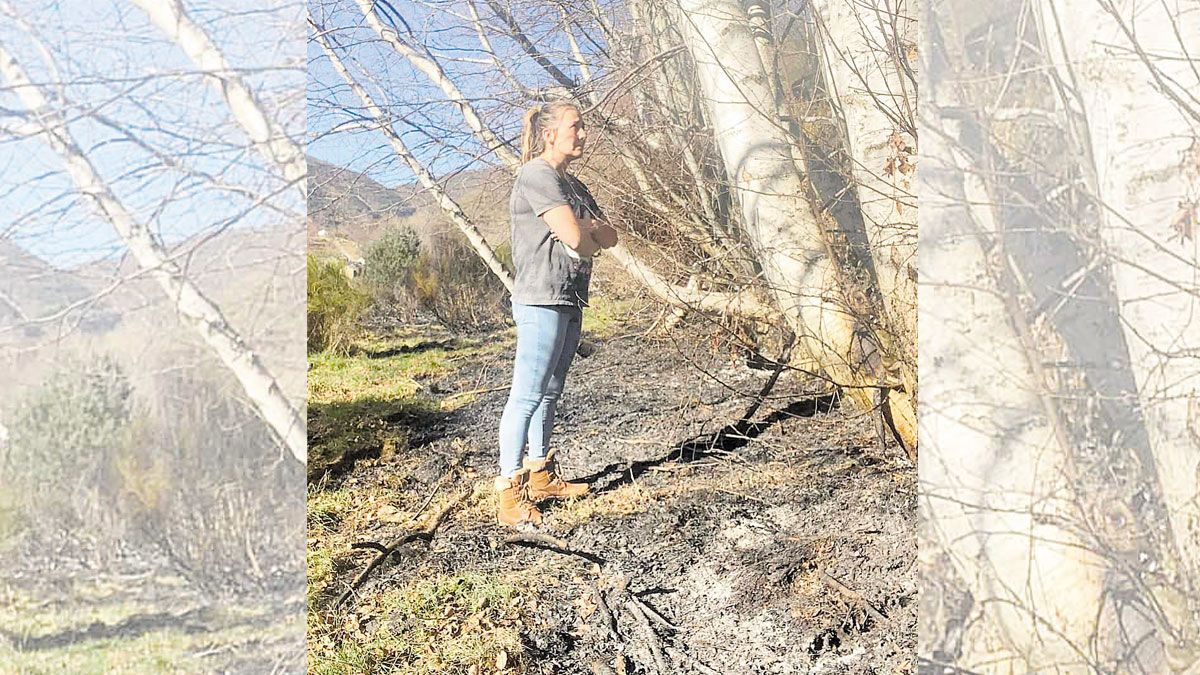 Rosy contempla desolada el paisaje después del fuego, aunque lo peor ya pasó.