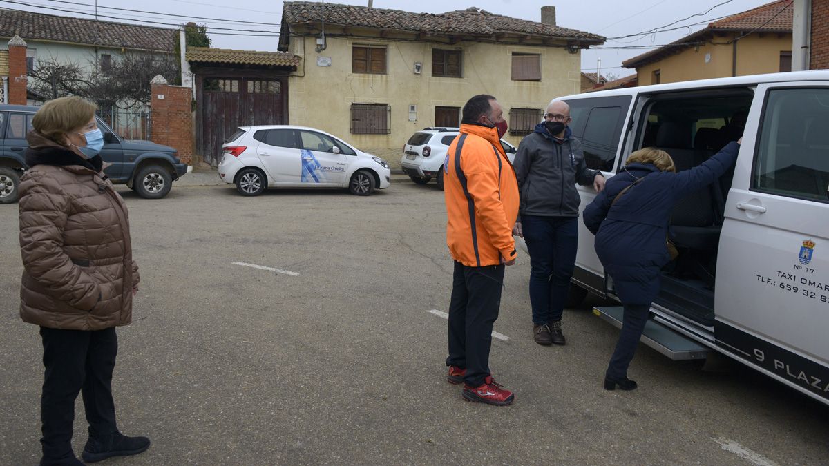 Vecinos de Valduvieco subiendo al taxi que les llevó a votar a Mellanzos. | MAURICIO PEÑA