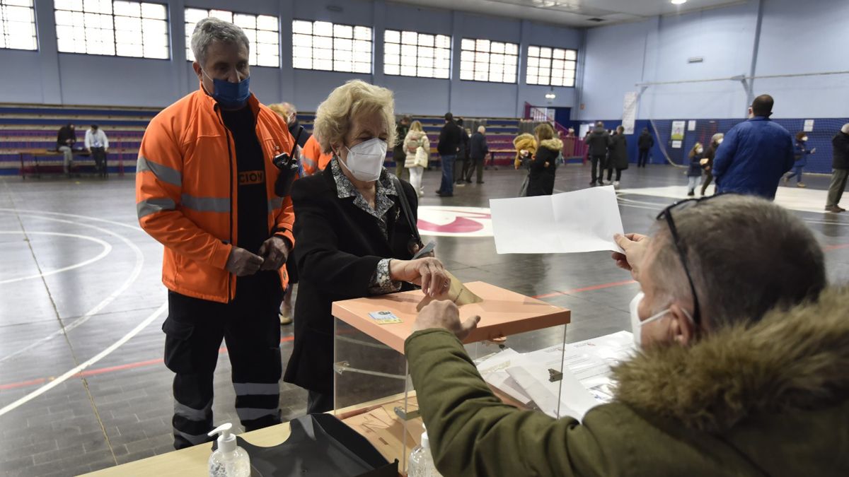 Un voluntario acompaña a votar a una de las usuarias de la residencia de mayores Virgen del Camino. | SAÚL ARÉN