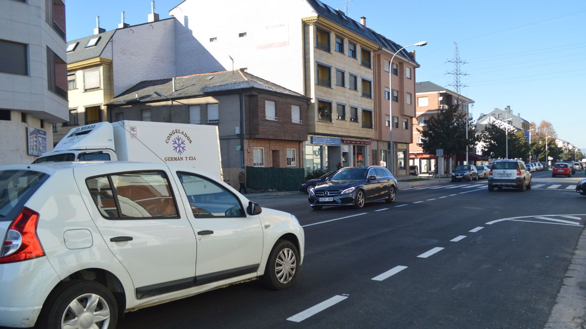 Coches circulando por la Avenida de Galicia de Ponferrada. | D.M.